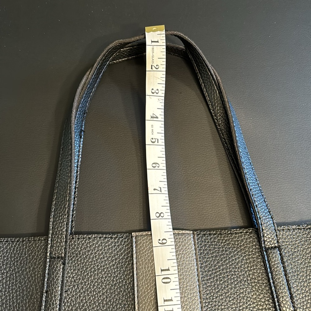 Vince Camuto shoulder bag. - Picture 6 of 6